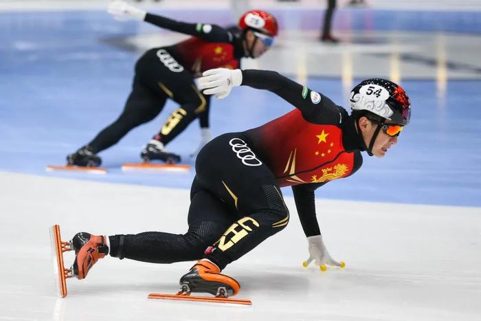 芬兰冰雪选手力抢前位！速滑冰场闪耀