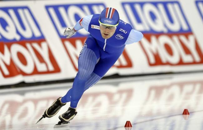 芬兰冰雪选手力抢前位！速滑冰场闪耀